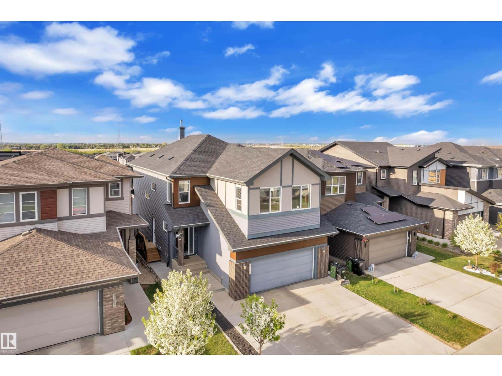 4104 6 AV SW — Edmonton, Alberta - Photo 2 of 37