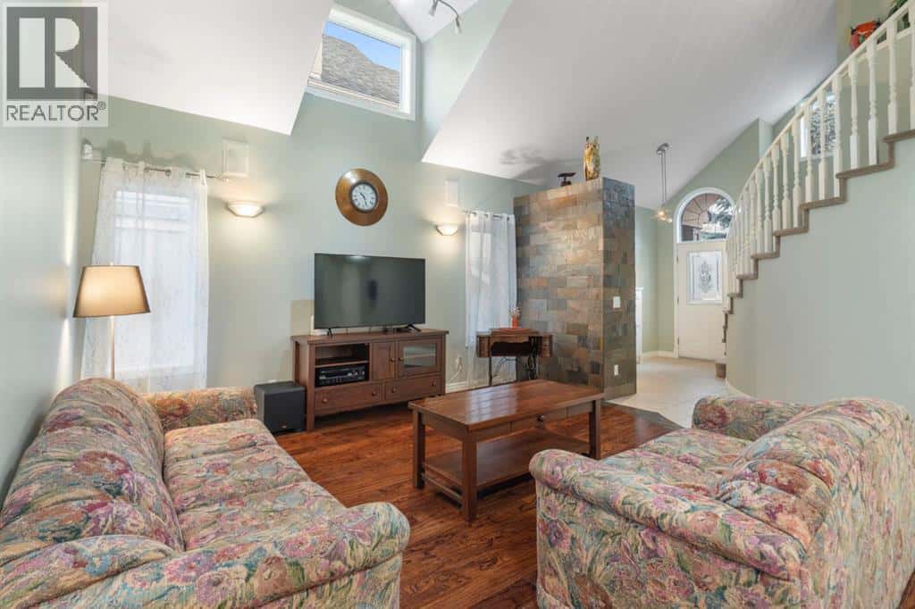 124 Cresthaven Place SW — Calgary, Alberta - Photo 4 of 45