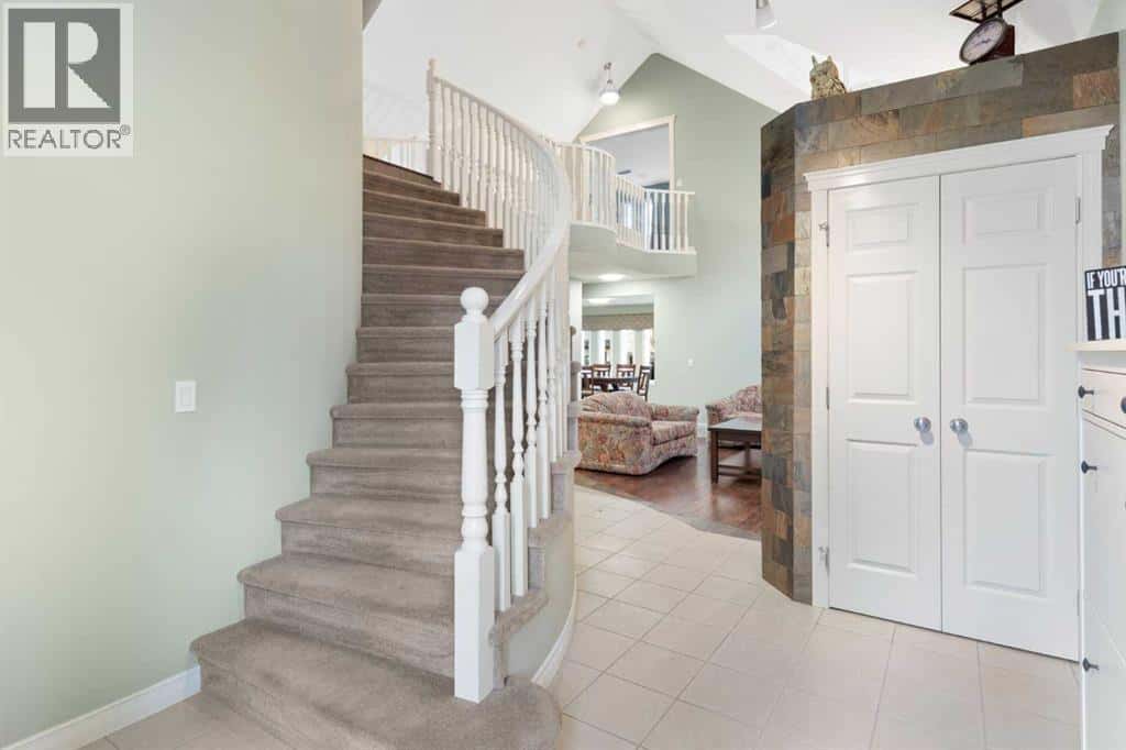 124 Cresthaven Place SW — Calgary, Alberta - Photo 3 of 45