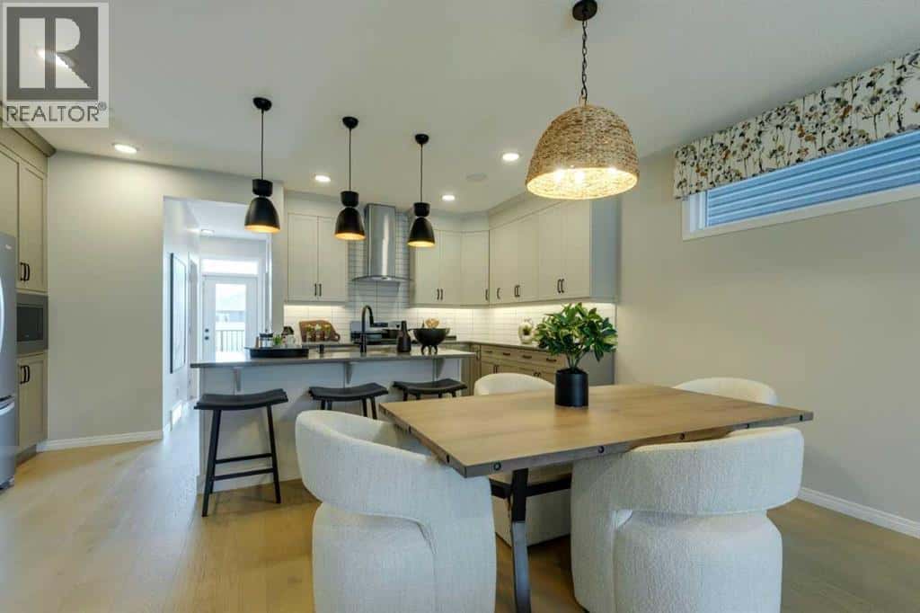 174 Mitchell Road NW — Calgary, Alberta - Photo 4 of 32