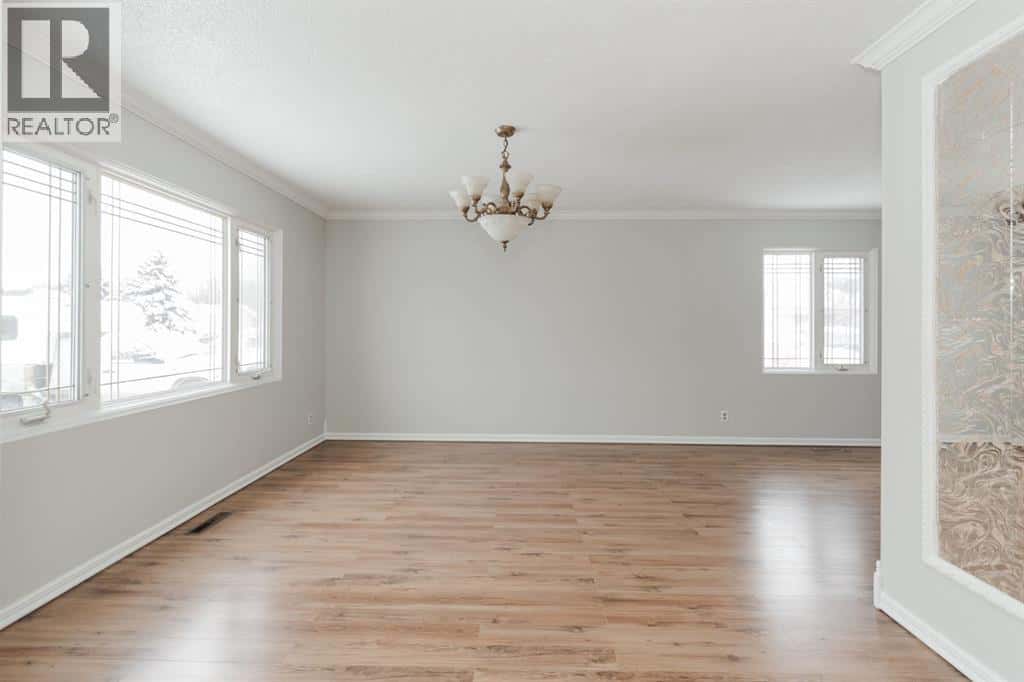 23 Maciver Street — Fort McMurray, Alberta - Photo 4 of 34