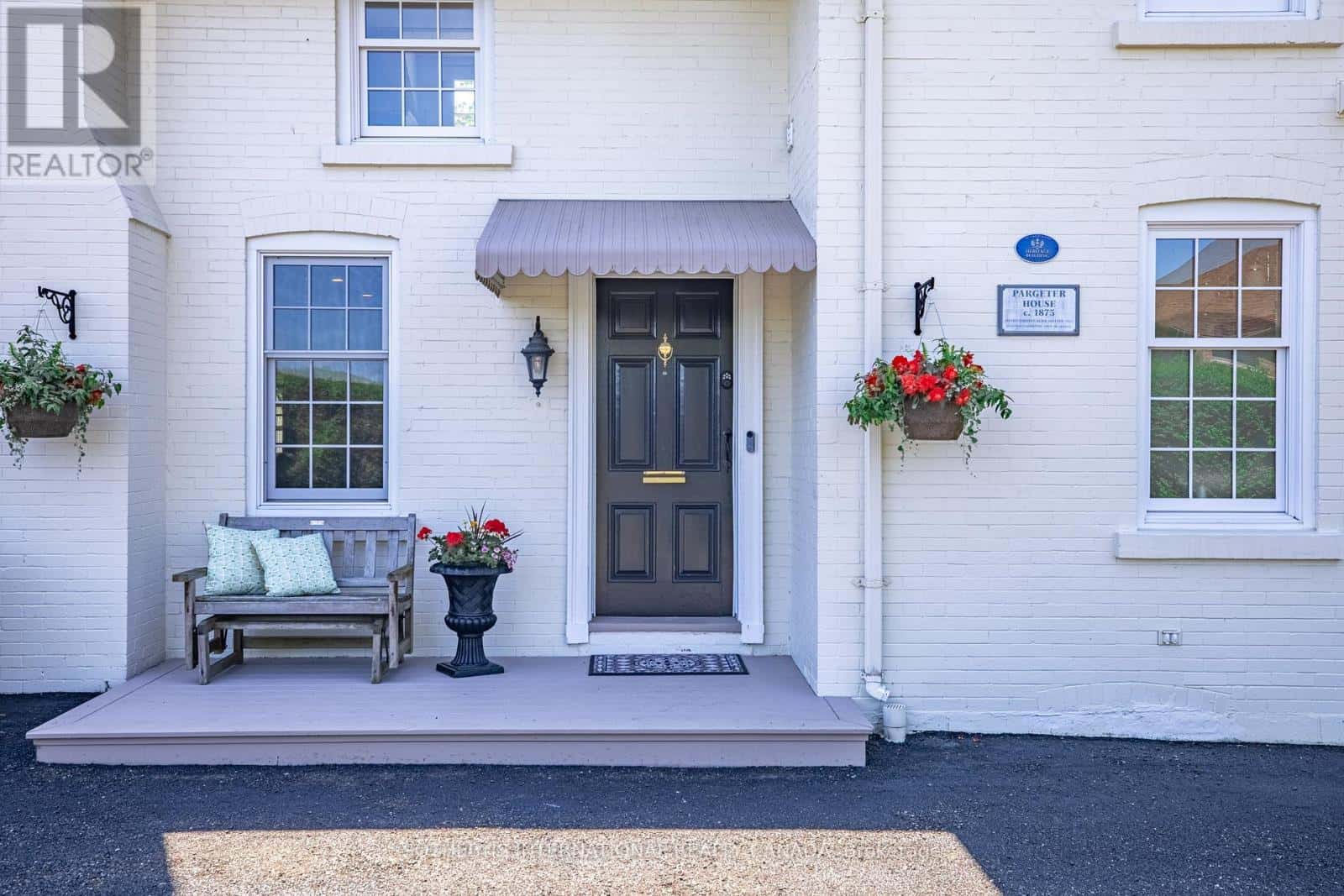 220 OLD YONGE STREET — Aurora (Aurora Village), Ontario - Photo 2 of 43