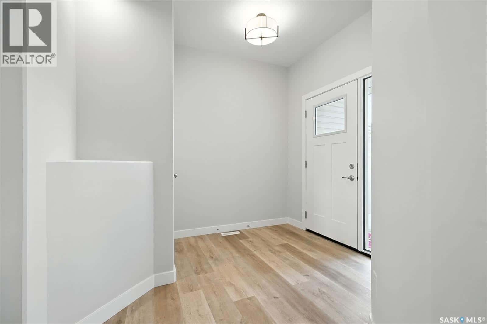 514 Myles Heidt MANOR — Saskatoon, Saskatchewan - Photo 3 of 23