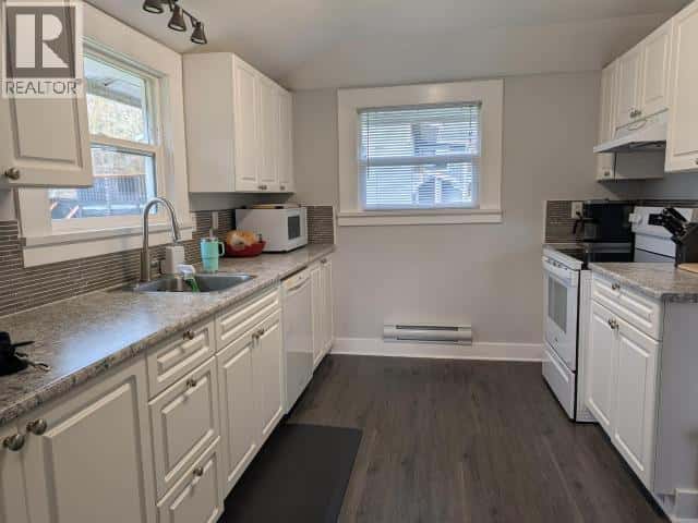 6577 KING AVE — Powell River, British Columbia - Photo 4 of 33