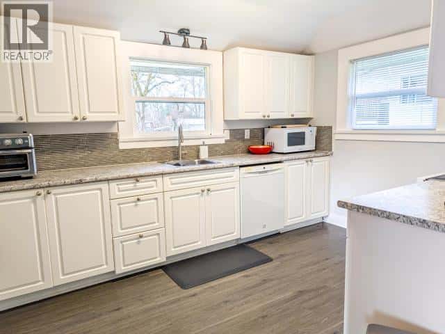 6577 KING AVE — Powell River, British Columbia - Photo 5 of 33