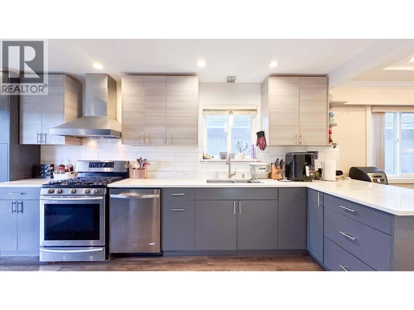 56 WARWICK AVENUE — Burnaby, British Columbia - Photo 5 of 38