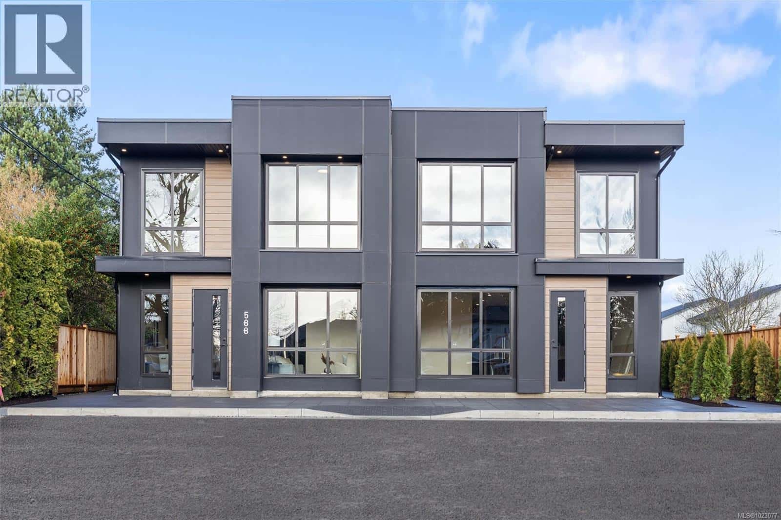 4 588 Whiteside St — Saanich, British Columbia - Photo 2 of 40