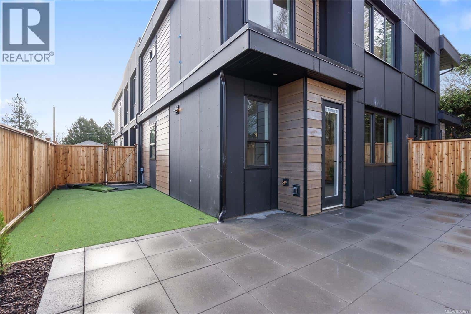 4 588 Whiteside St — Saanich, British Columbia - Photo 3 of 40