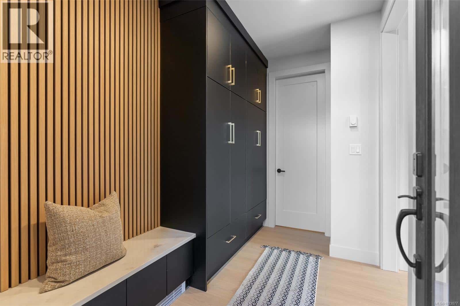 4 588 Whiteside St — Saanich, British Columbia - Photo 4 of 40