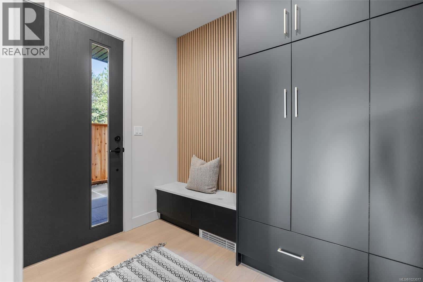 4 588 Whiteside St — Saanich, British Columbia - Photo 5 of 40