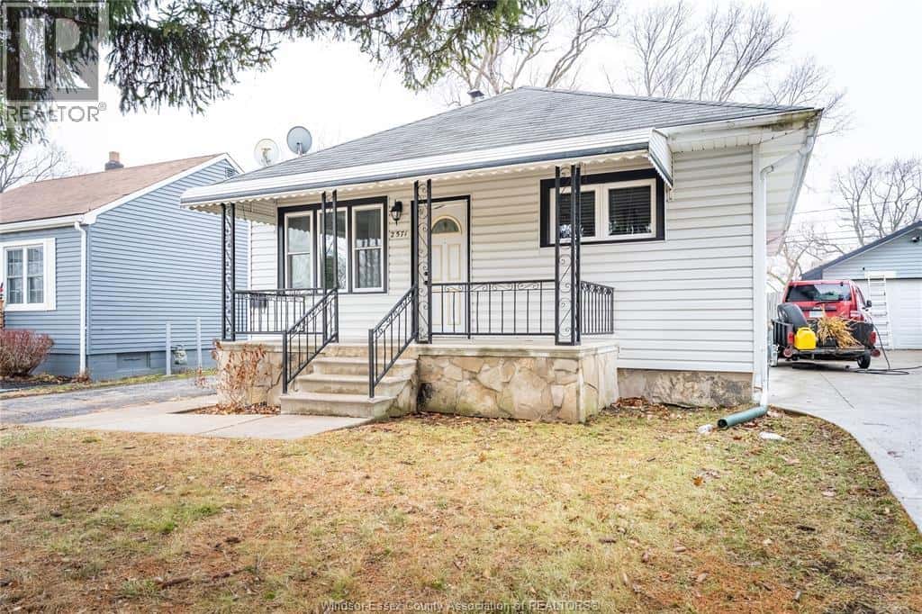 2571 MEIGHEN — Windsor, Ontario - Photo 2 of 23