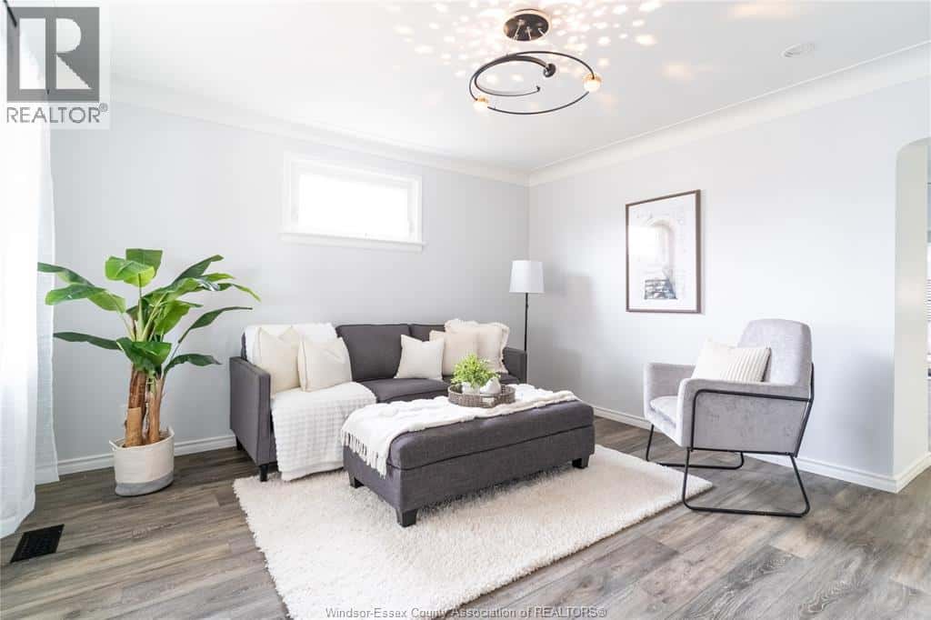 2571 MEIGHEN — Windsor, Ontario - Photo 3 of 23