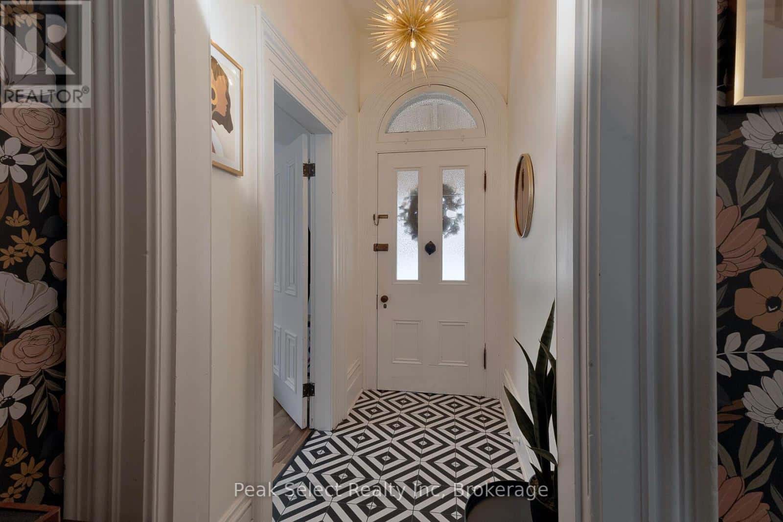 363 QUEEN STREET E — St. Marys, Ontario - Photo 4 of 41