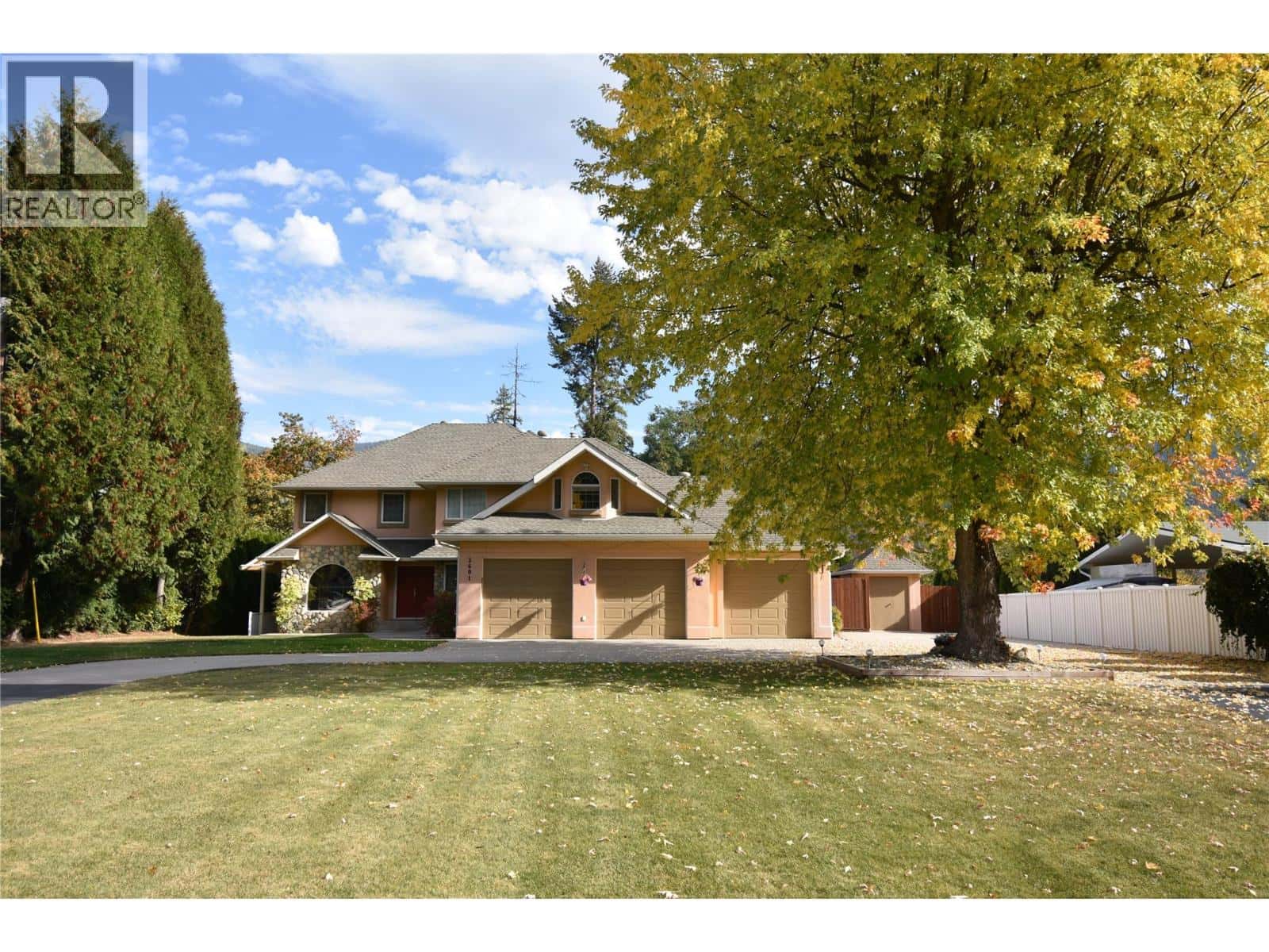 2601 9th Avenue — Castlegar, British Columbia - Photo 2 of 47