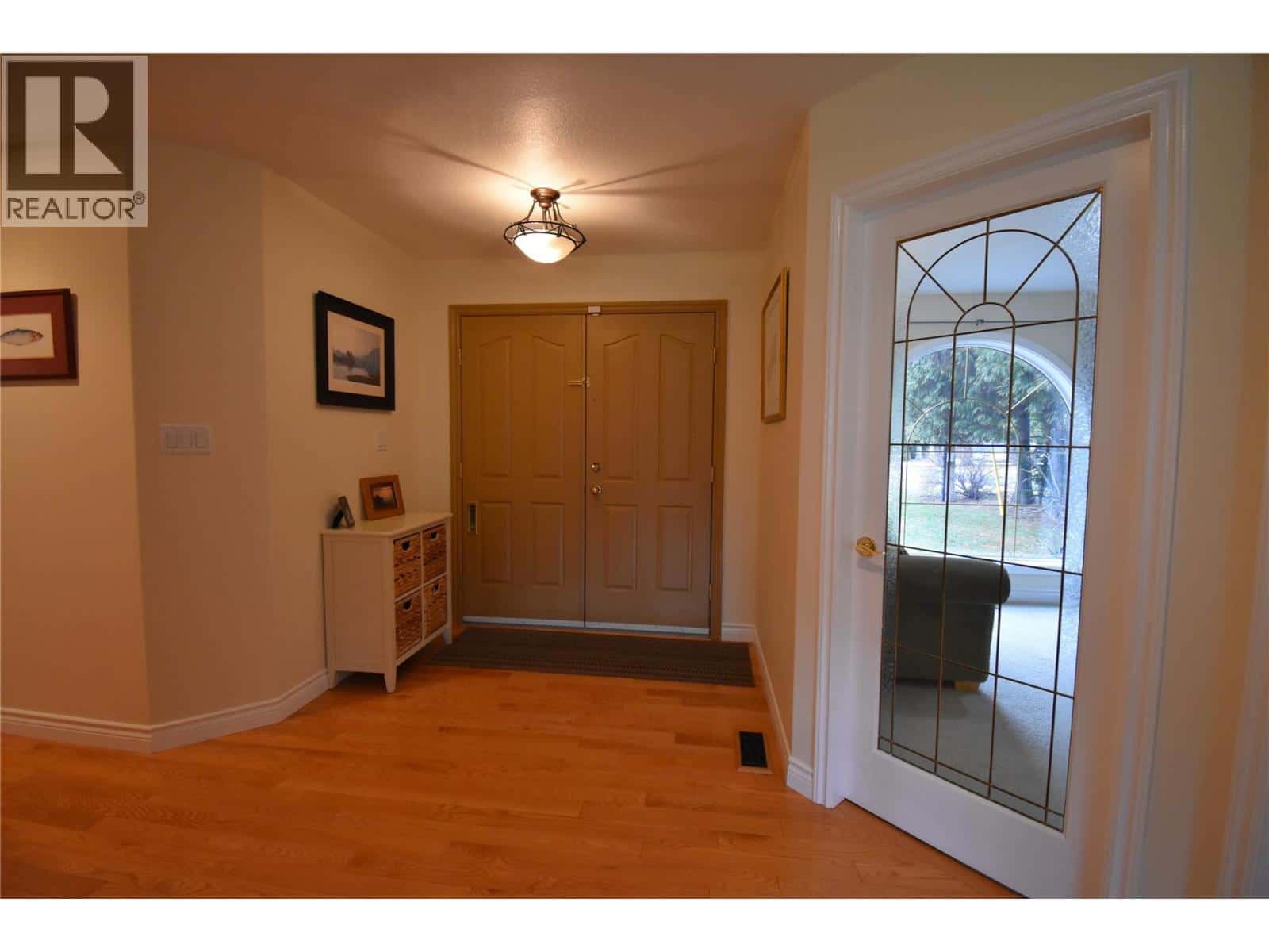 2601 9th Avenue — Castlegar, British Columbia - Photo 4 of 47