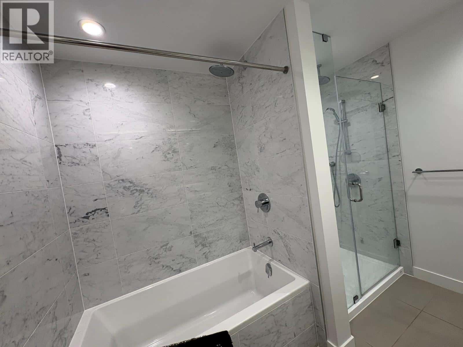 507 6000 MCKAY AVENUE — Burnaby, British Columbia - Photo 5 of 21