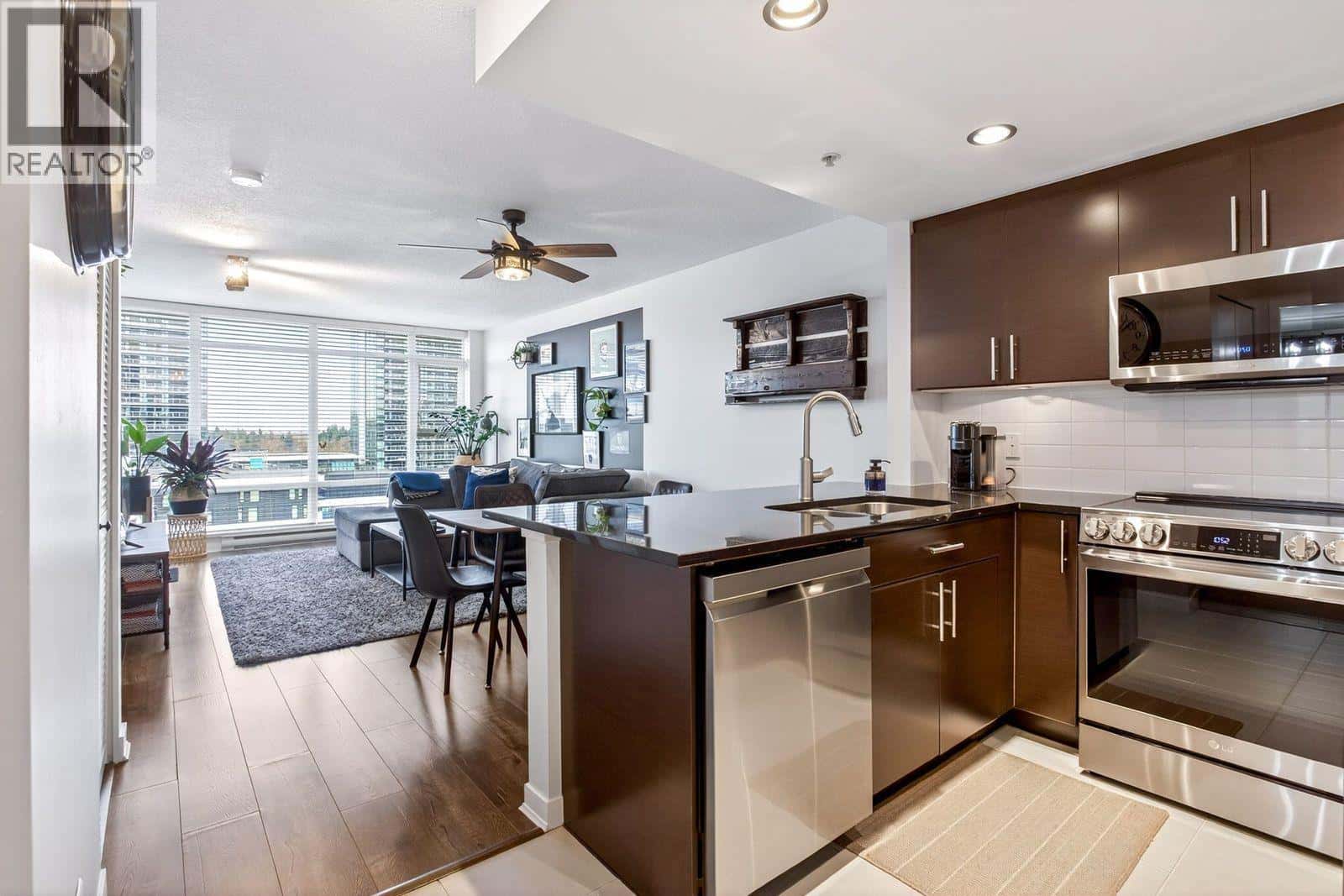 908 575 DELESTRE AVENUE — Coquitlam, British Columbia - Photo 4 of 37