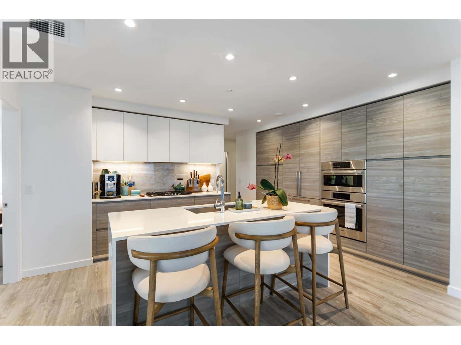 3208 680 QUAYSIDE DRIVE — New Westminster, British Columbia - Photo 4 of 31