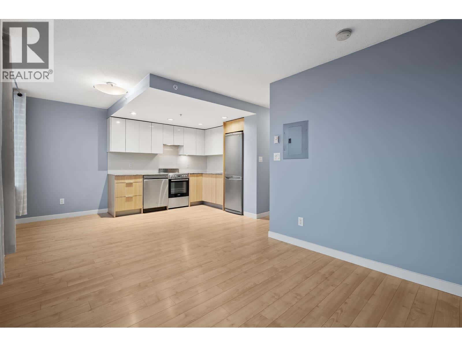 512 445 W 2ND AVENUE — Vancouver, British Columbia - Photo 2 of 33