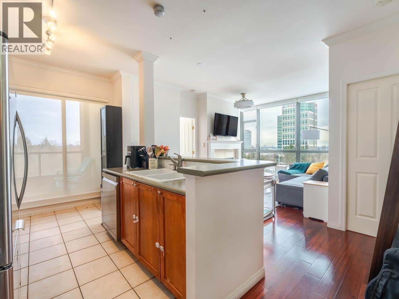 903 6837 STATION HILL DRIVE — Burnaby, British Columbia - Photo 4 of 20