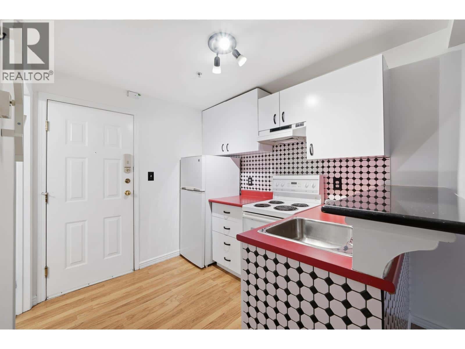 107 1940 BARCLAY STREET — Vancouver, British Columbia - Photo 3 of 15