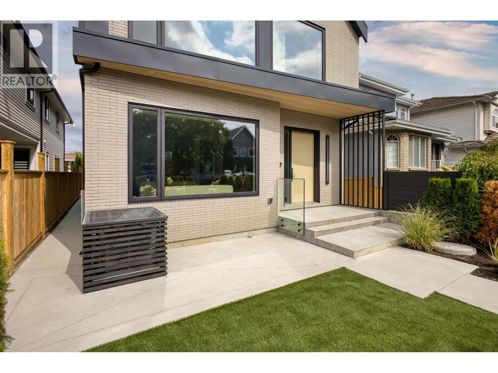 1 1243 E 27TH AVENUE — Vancouver, British Columbia - Photo 2 of 24