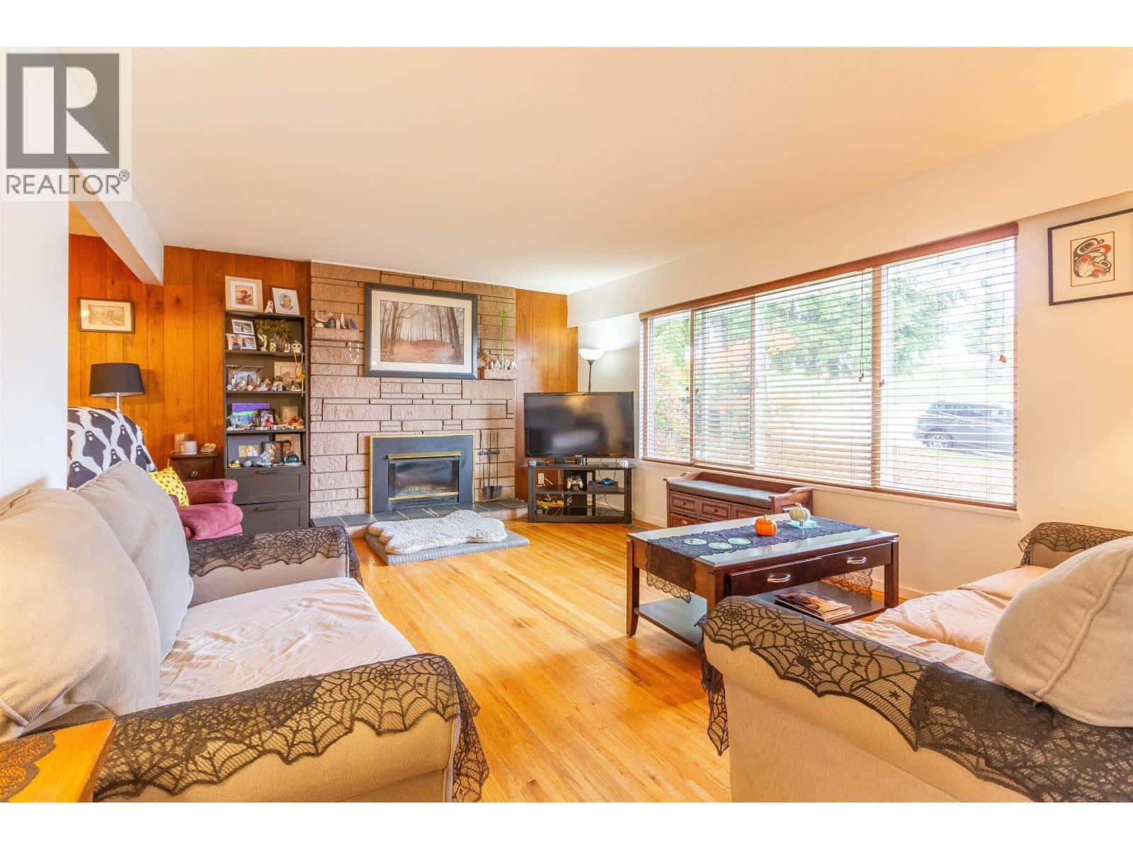 406 SCHOOLHOUSE STREET — Coquitlam, British Columbia - Photo 3 of 32