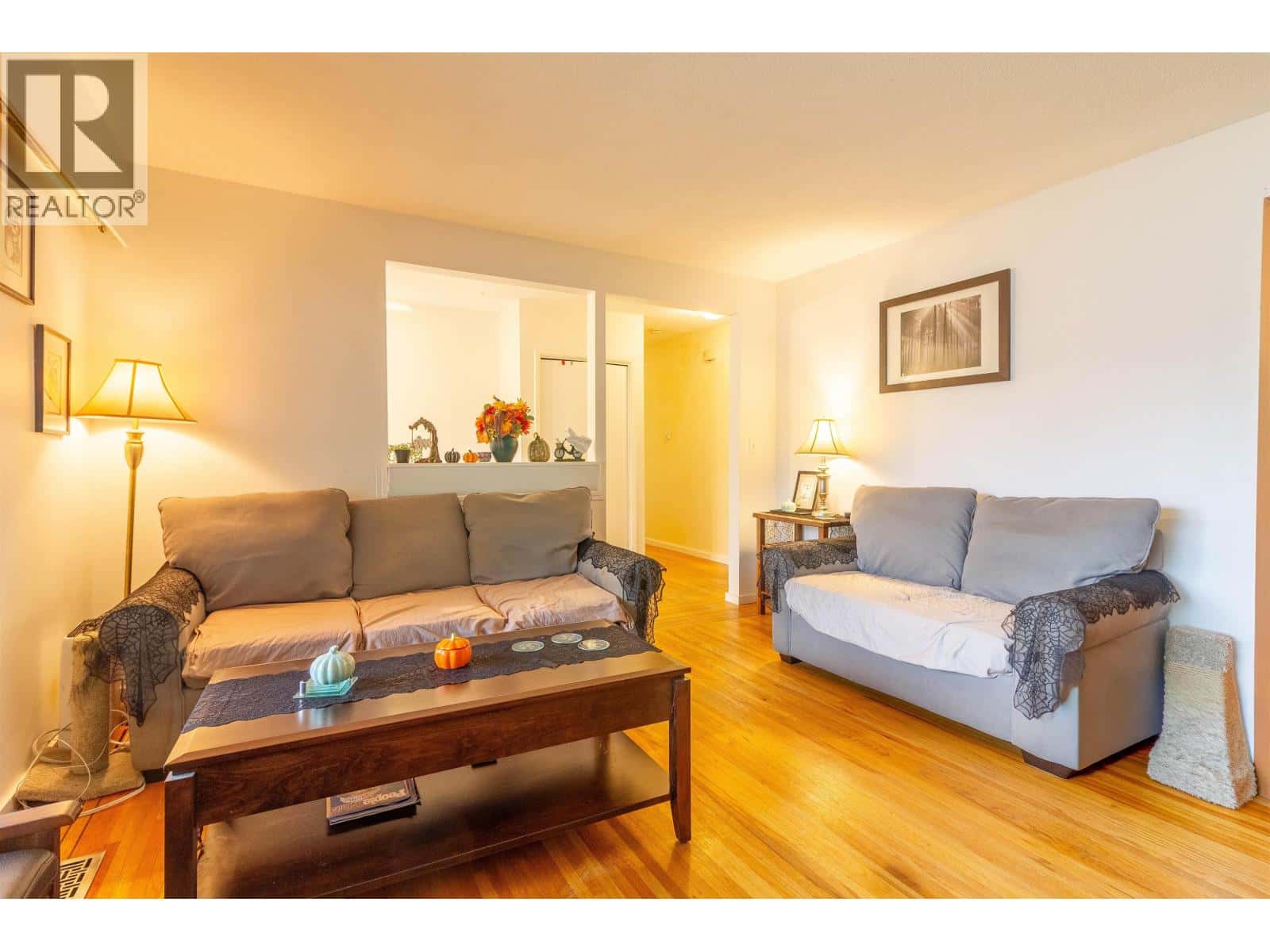 406 SCHOOLHOUSE STREET — Coquitlam, British Columbia - Photo 4 of 32