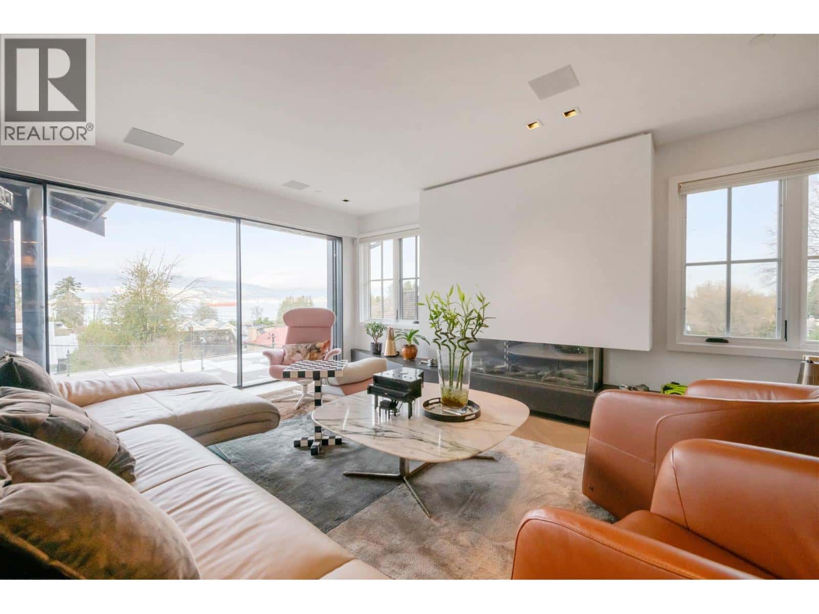 4546 LANGARA AVENUE — Vancouver, British Columbia - Photo 3 of 26