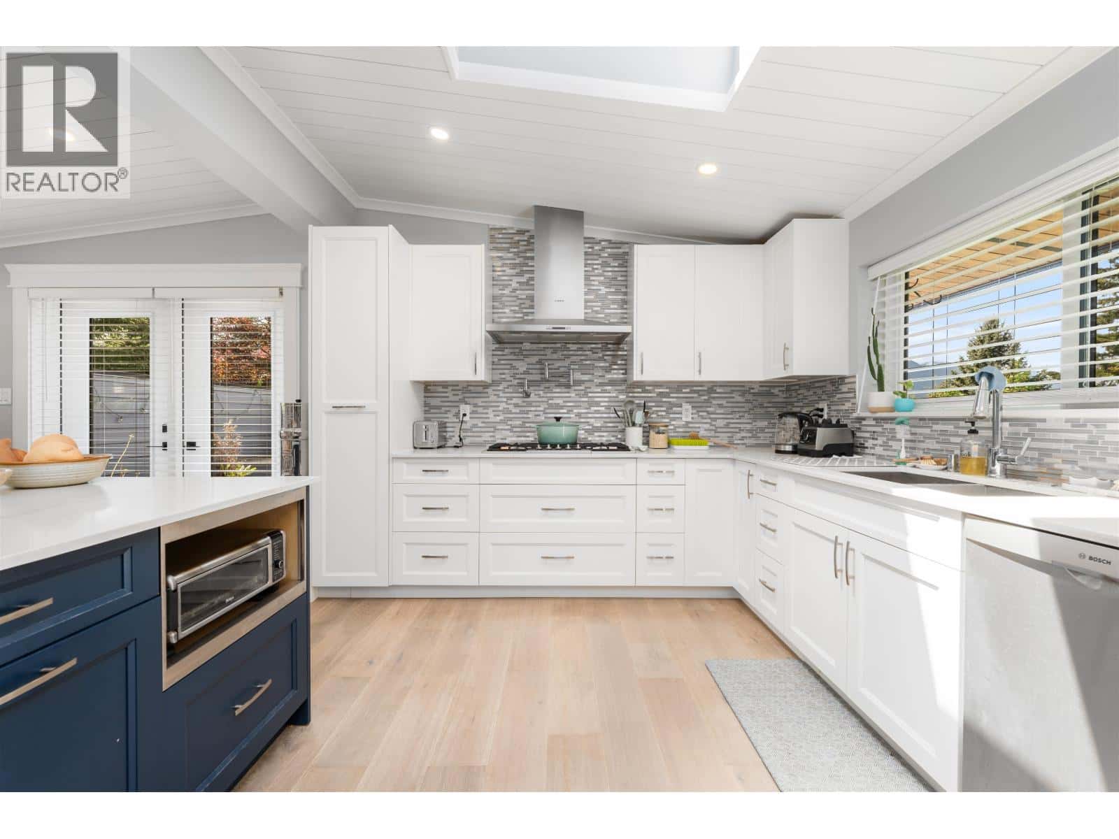 2361 FRIEDEL CRESCENT — Squamish, British Columbia - Photo 2 of 40