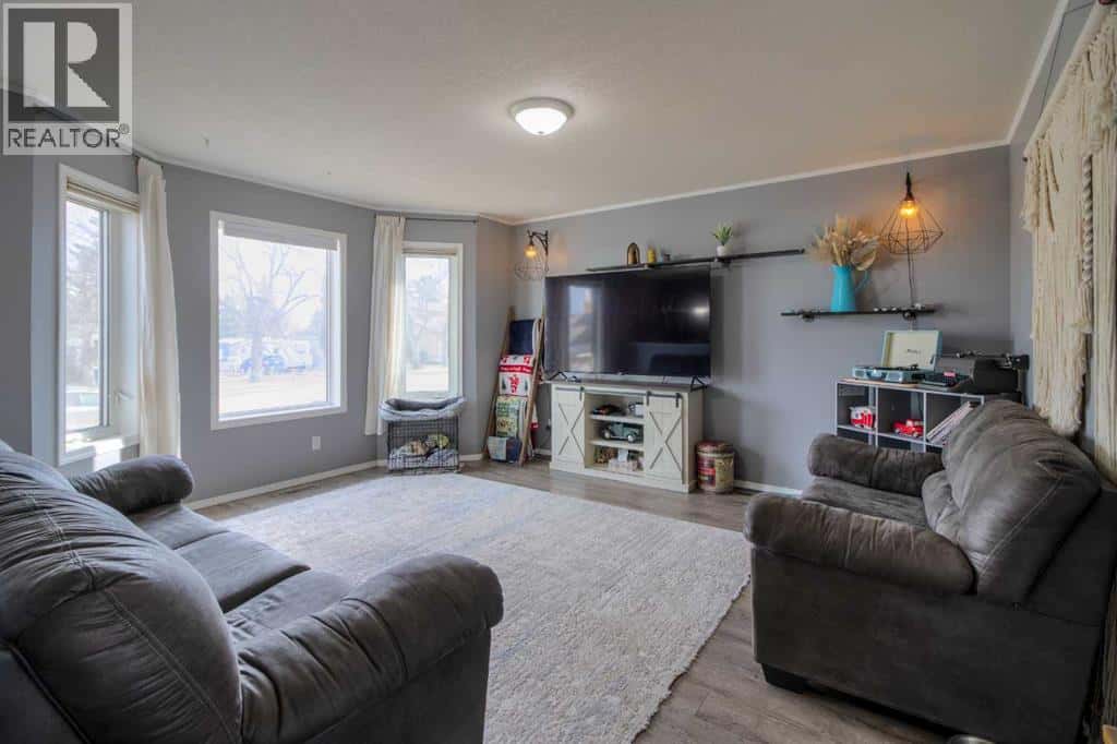 2010 15 Street — Coaldale, Alberta - Photo 3 of 20