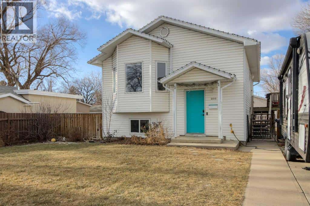 2010 15 Street — Coaldale, Alberta - Photo 2 of 20