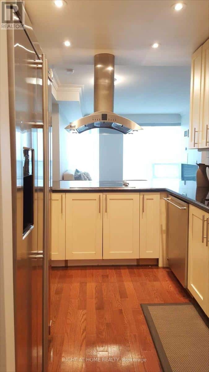 4203 - 761 BAY STREET — Toronto (Bay Street Corridor), Ontario - Photo 3 of 7