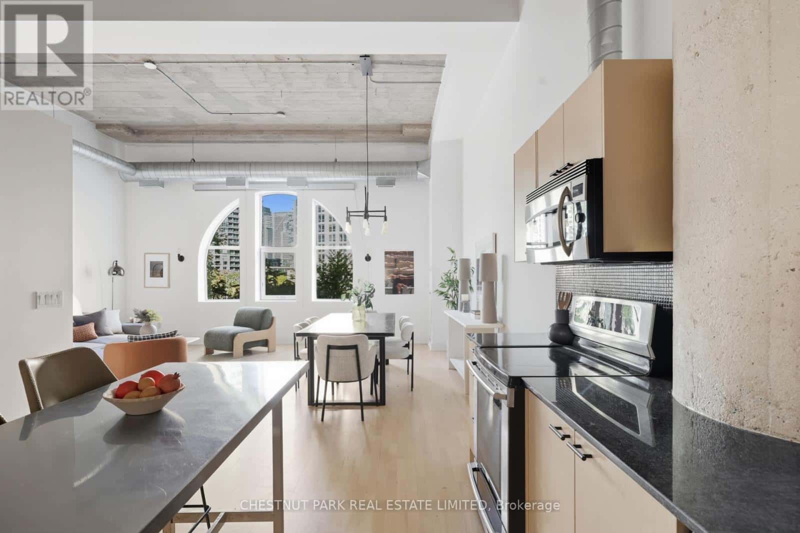 215 - 637 LAKESHORE BOULEVARD W — Toronto (Niagara), Ontario - Photo 2 of 33