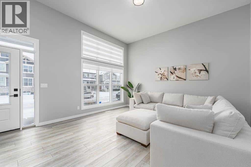 89 Magnolia Grove SE — Calgary, Alberta - Photo 5 of 37