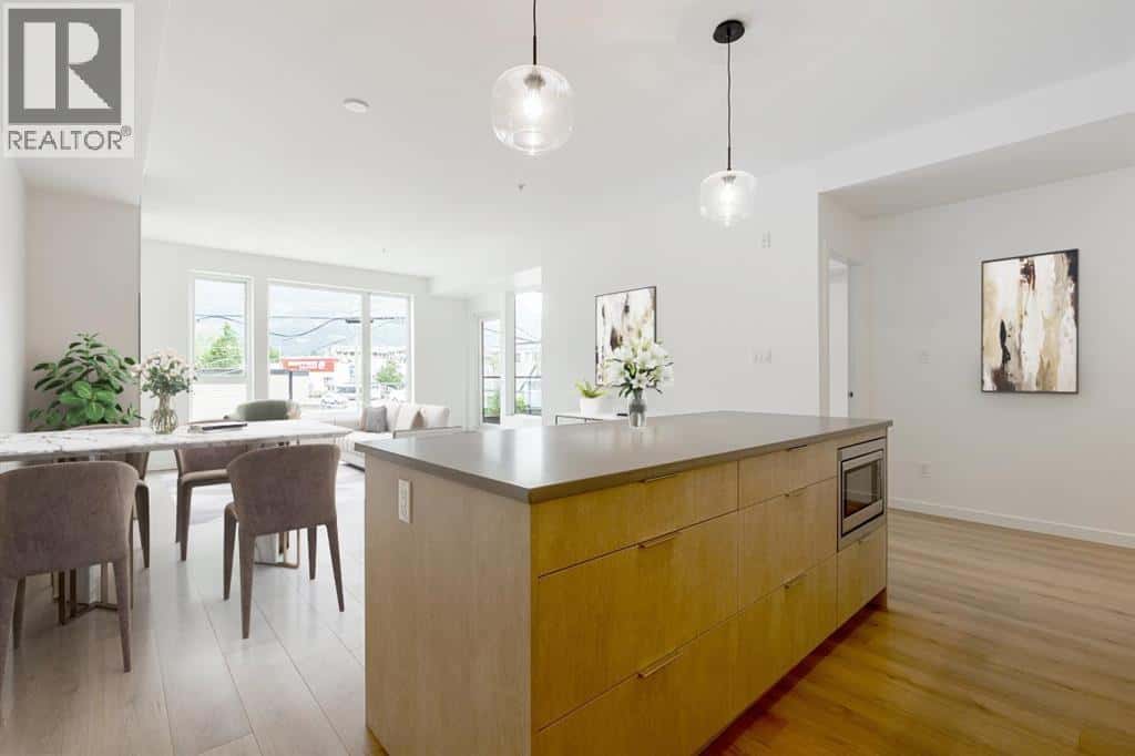 201 38165 CLEVELAND AVENUE — Squamish, British Columbia - Photo 4 of 20