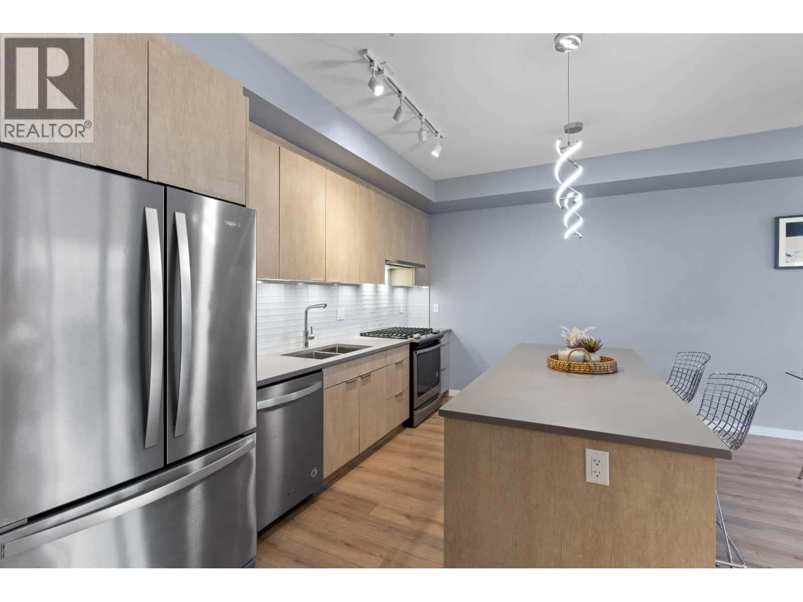 201 38165 CLEVELAND AVENUE — Squamish, British Columbia - Photo 5 of 20