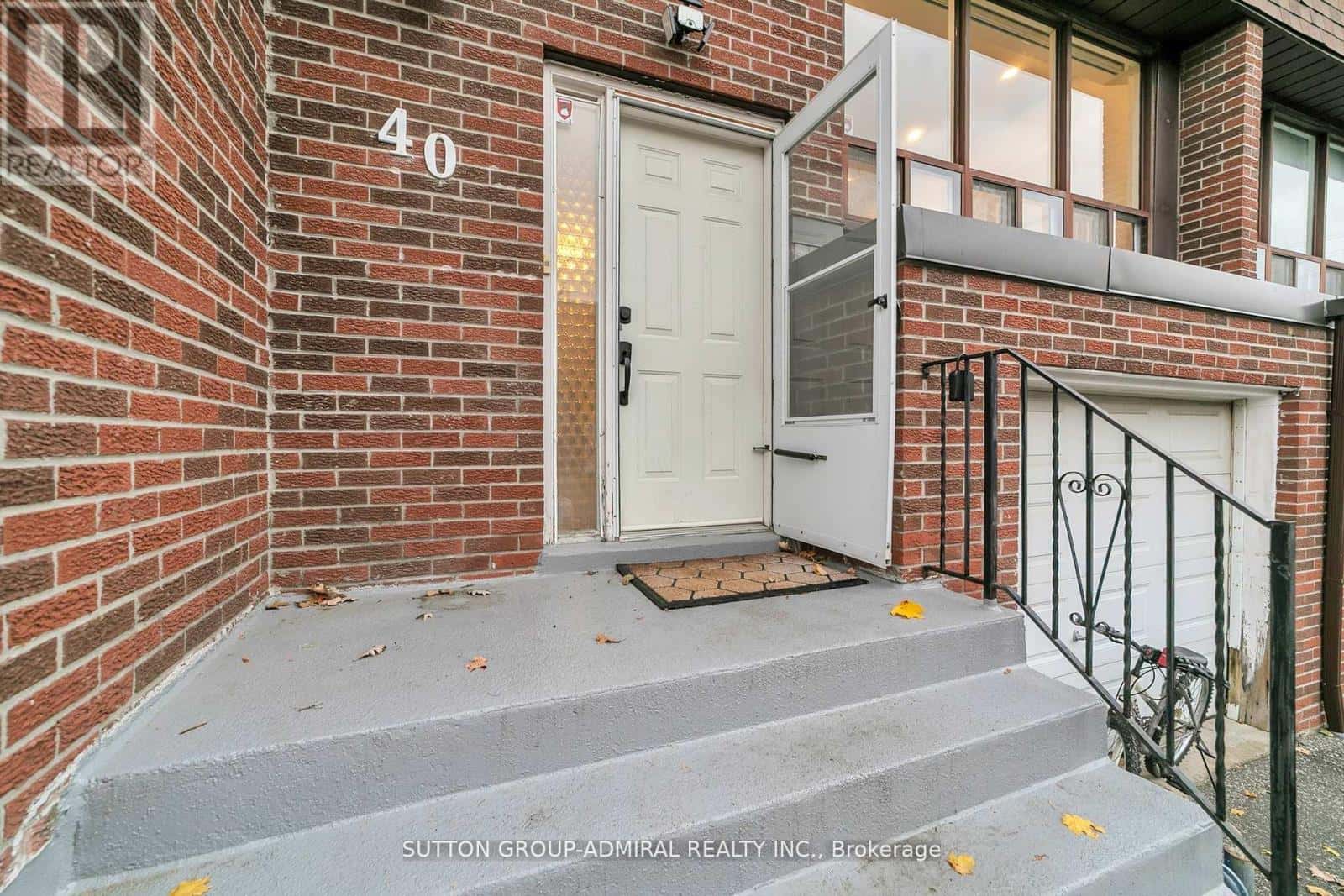 40 STATELY WAY — Markham (Royal Orchard), Ontario - Photo 2 of 38