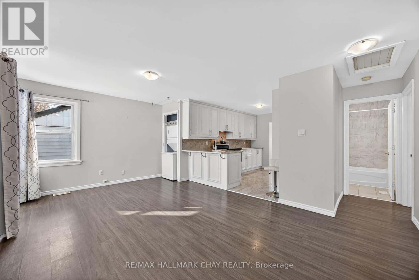 8 NEWTON STREET — Barrie (Wellington), Ontario - Photo 2 of 21