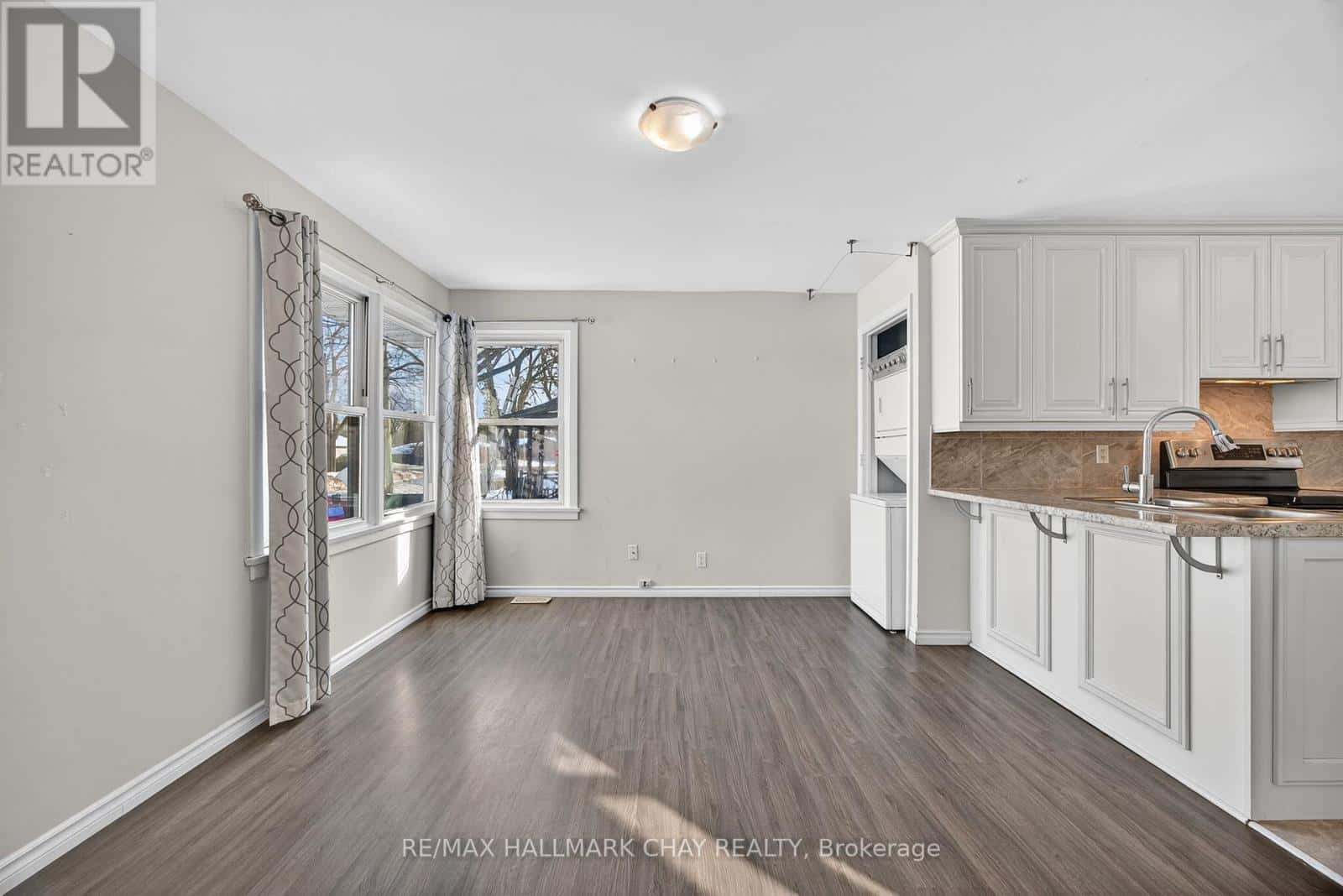 8 NEWTON STREET — Barrie (Wellington), Ontario - Photo 3 of 21