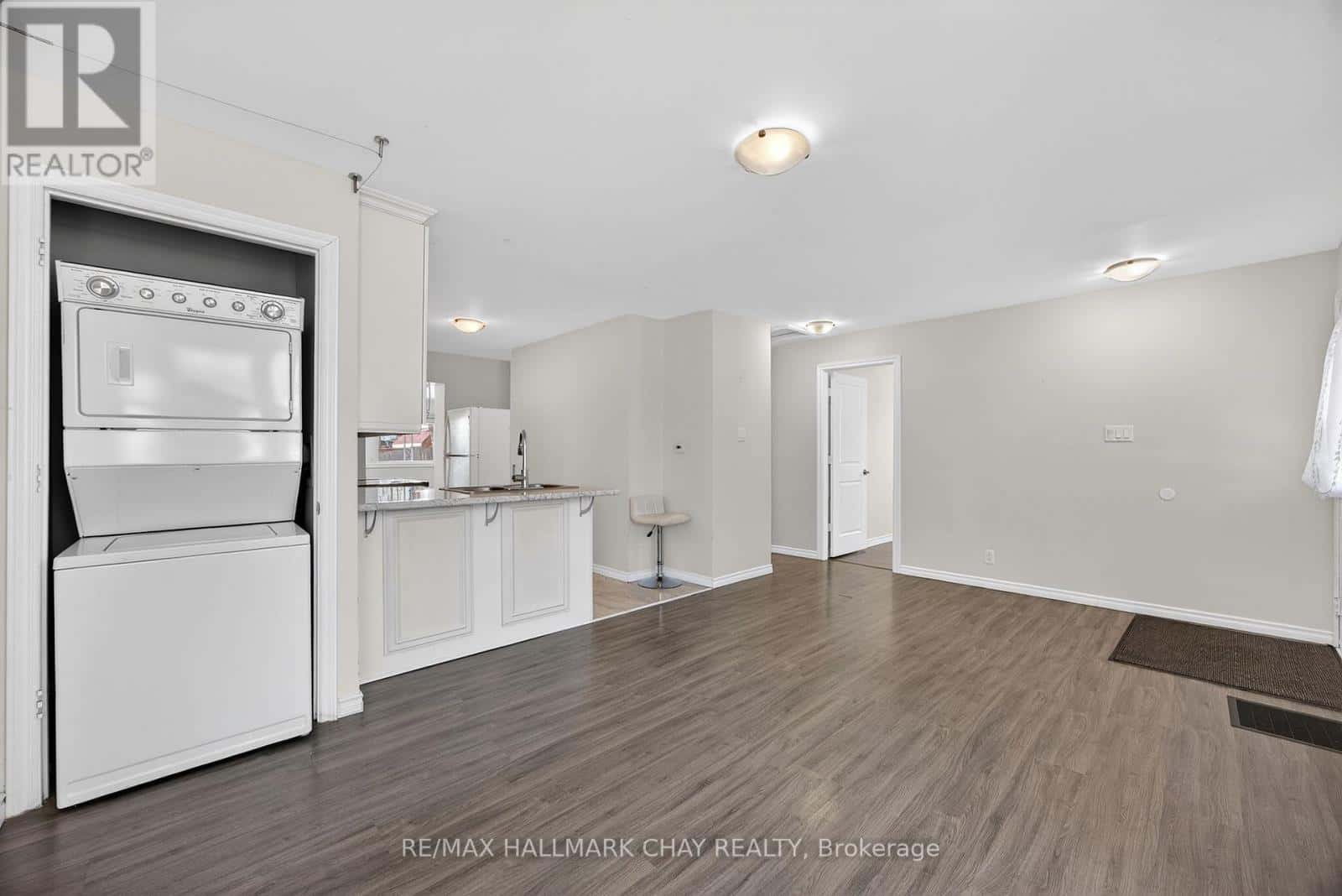 8 NEWTON STREET — Barrie (Wellington), Ontario - Photo 4 of 21