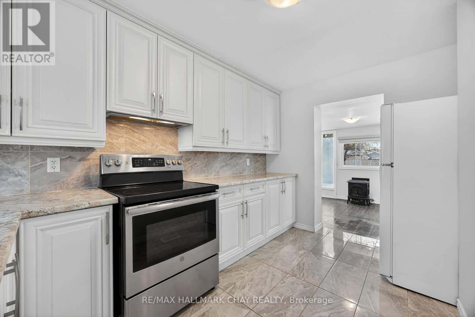 8 NEWTON STREET — Barrie (Wellington), Ontario - Photo 5 of 21