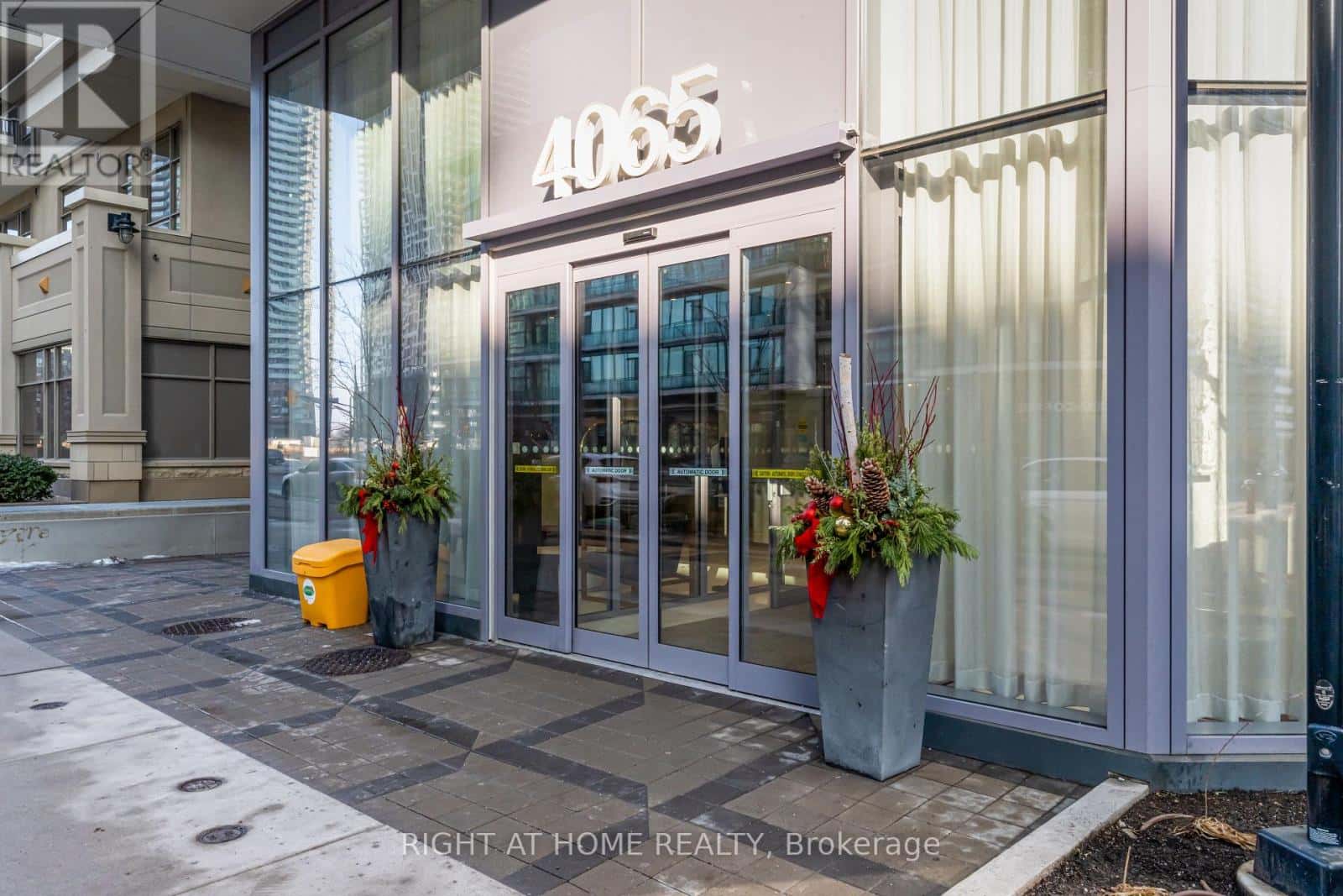 2811 - 4065 CONFEDERATION PARKWAY — Mississauga (City Centre), Ontario - Photo 2 of 23