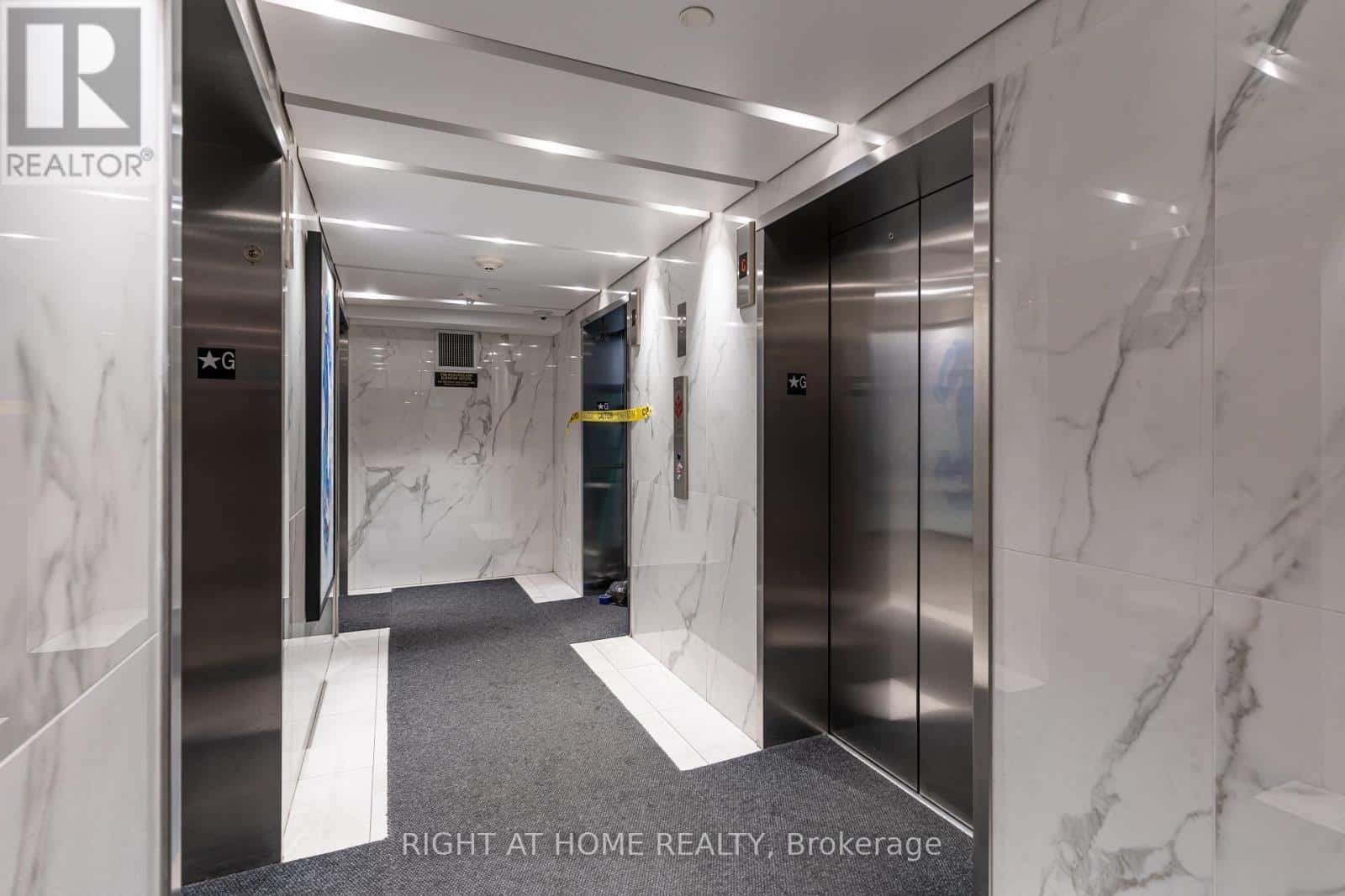 2811 - 4065 CONFEDERATION PARKWAY — Mississauga (City Centre), Ontario - Photo 3 of 23