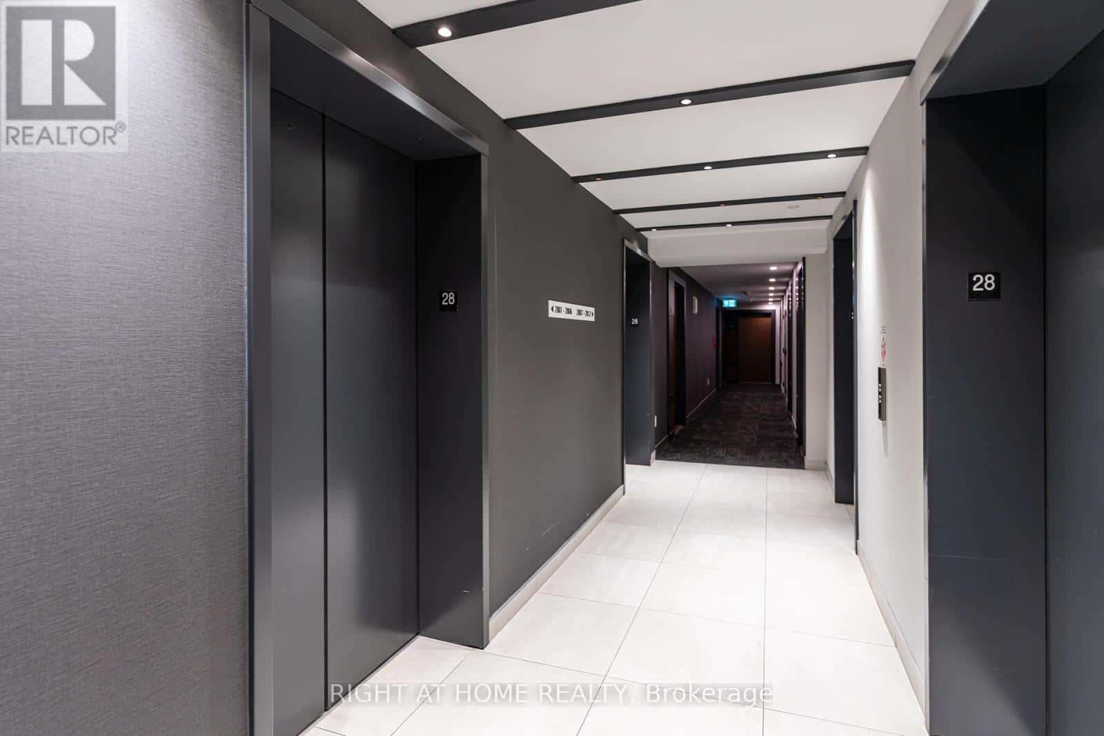 2811 - 4065 CONFEDERATION PARKWAY — Mississauga (City Centre), Ontario - Photo 4 of 23