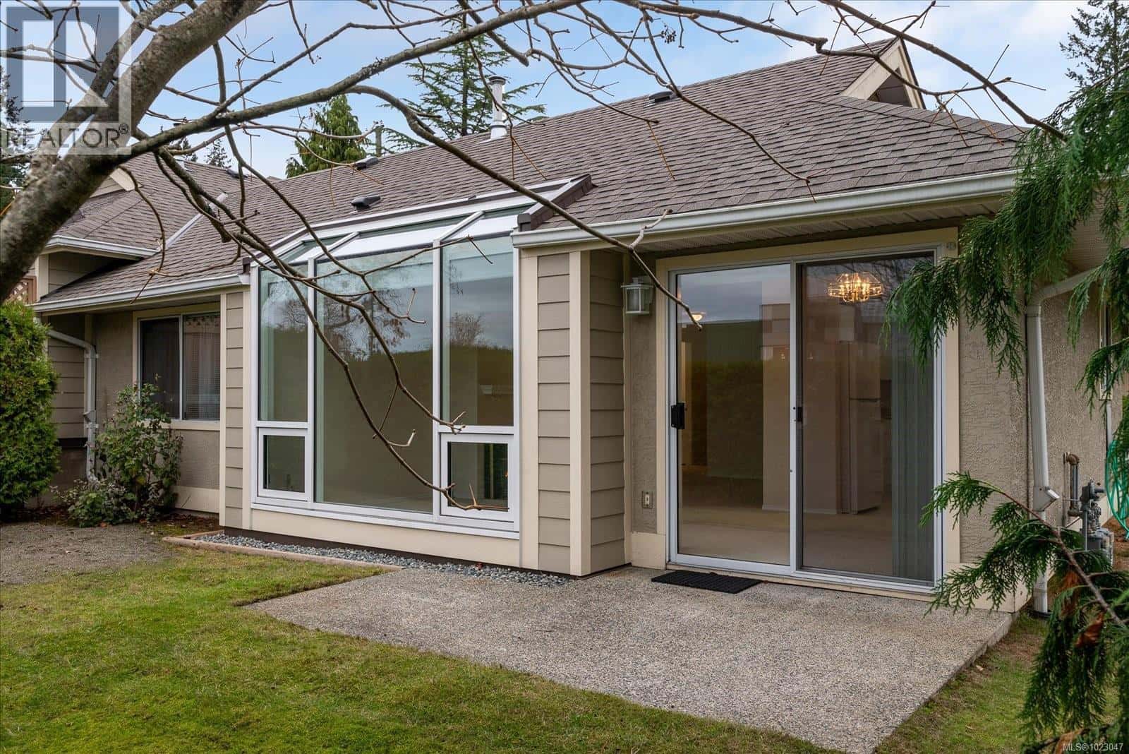 6081 Pleasant Valley Way — Nanaimo, British Columbia - Photo 2 of 35