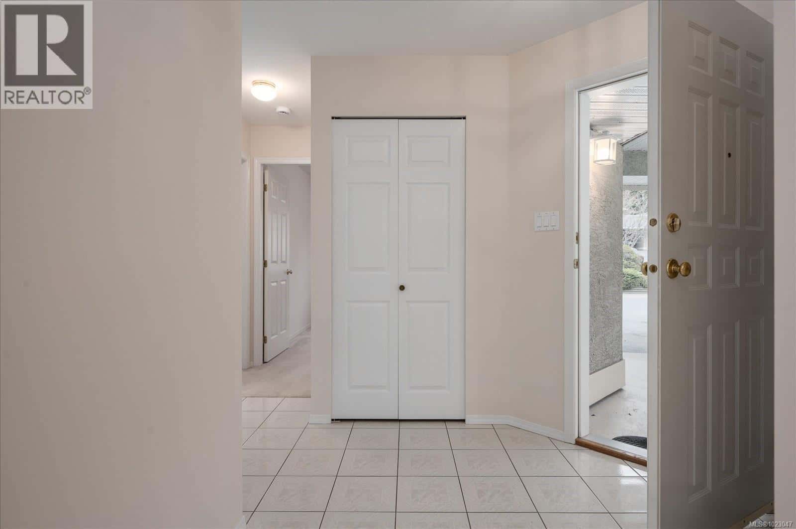 6081 Pleasant Valley Way — Nanaimo, British Columbia - Photo 5 of 35