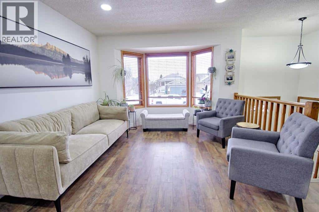 46 Heritage Crescent W — Lethbridge, Alberta - Photo 2 of 24