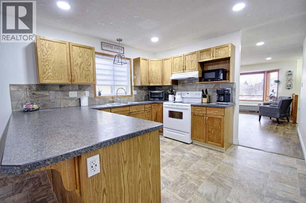 46 Heritage Crescent W — Lethbridge, Alberta - Photo 3 of 24