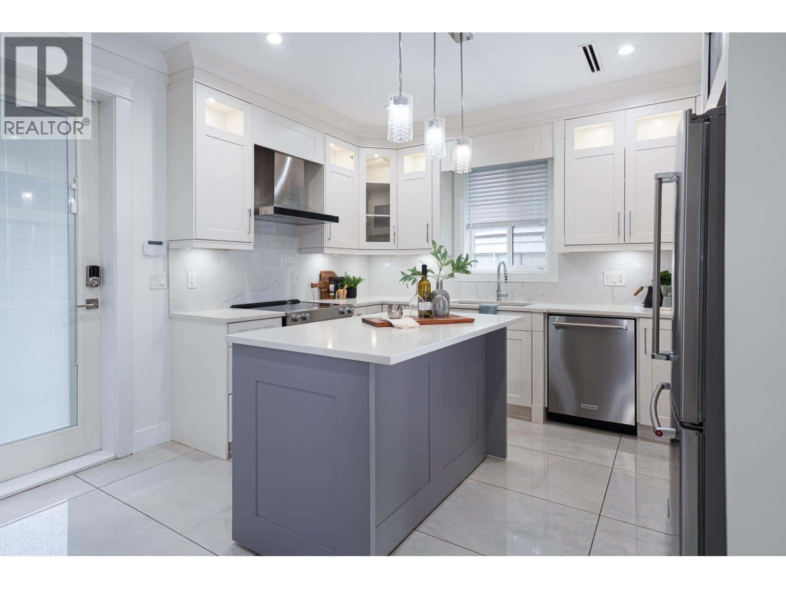 3216 VIMY CRESCENT — Vancouver, British Columbia - Photo 5 of 28